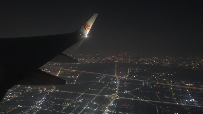 飞机机内视角窗外城市夜景画面