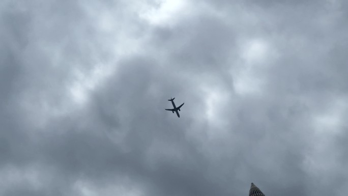 飞机在乌云下飞翔 5168