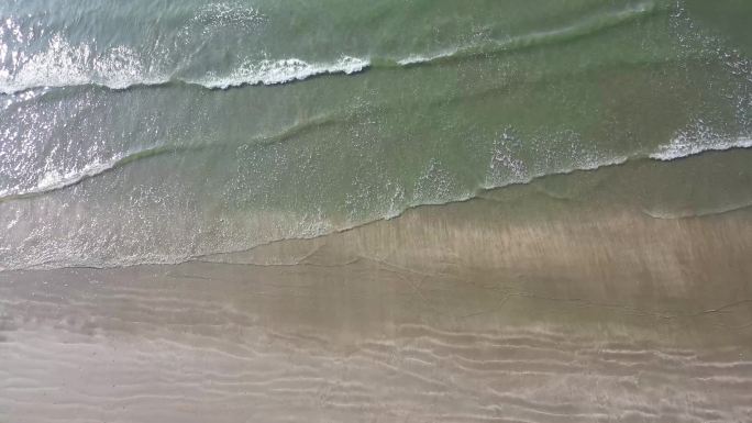 干净清澈的大海海浪