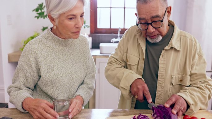做饭，支持或老夫妇与平板或食品一起健康饮食在家里退休。学识渊博、跨种族或快乐的高级女性在厨房里和一个