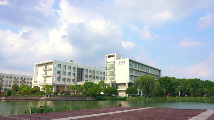 夏天夏日多云蓝天白云大学校园建筑常熟绿树