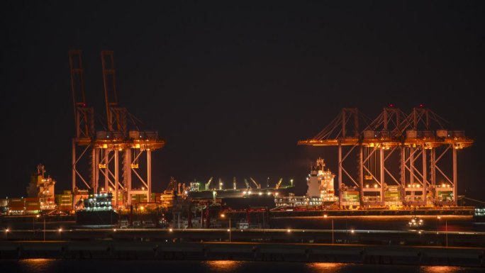延时物流运输码头船在黄昏的天空夜晚工程起重机仓库在物流出口终端控制。仓库货运集装箱堆场码头边港口物流