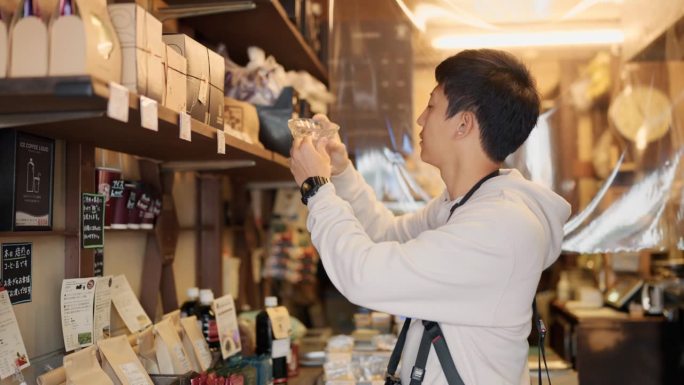 欢快的男游客在日本一家咖啡爱好者的咖啡馆里购买咖啡用品。