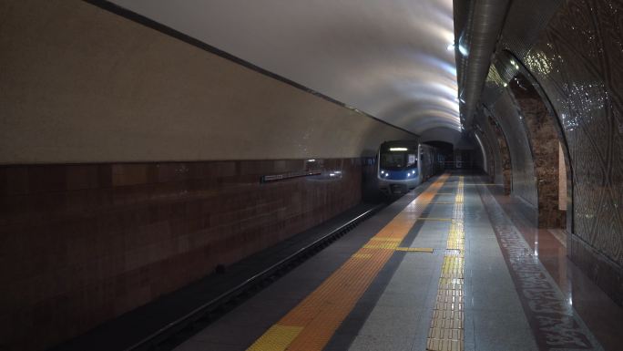 哈萨克斯坦阿拉木图市地铁站内的地铁进站