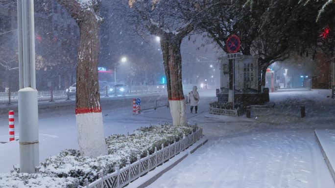 一组在风雪夜中远去的背影