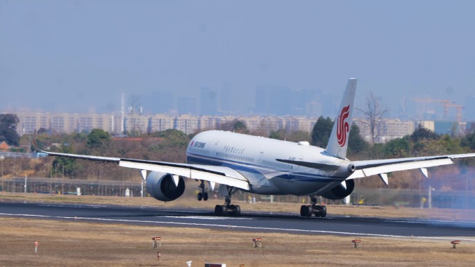 飞机降落重庆江北国际机场
