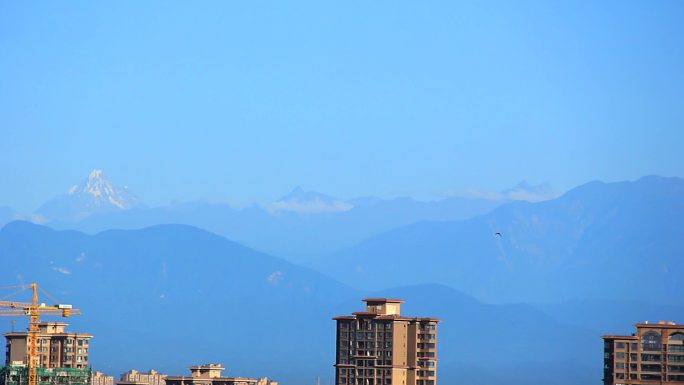 在成都遥望雪山