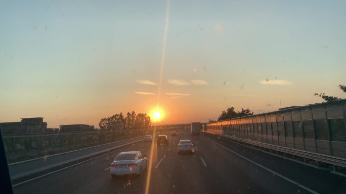 在高速行驶的车上看窗外夕阳