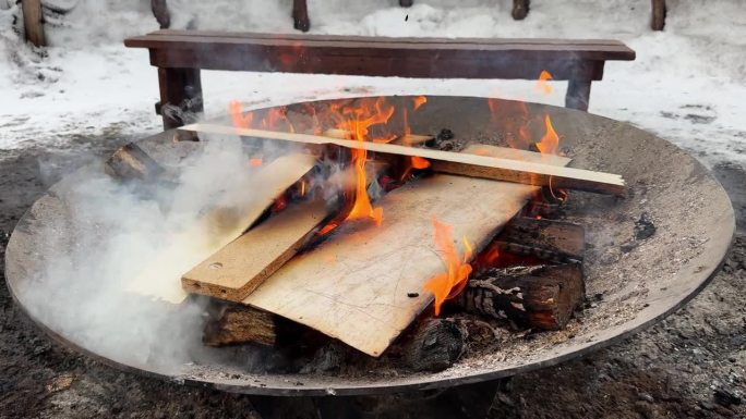 在冬天用金属碗里的木板生火