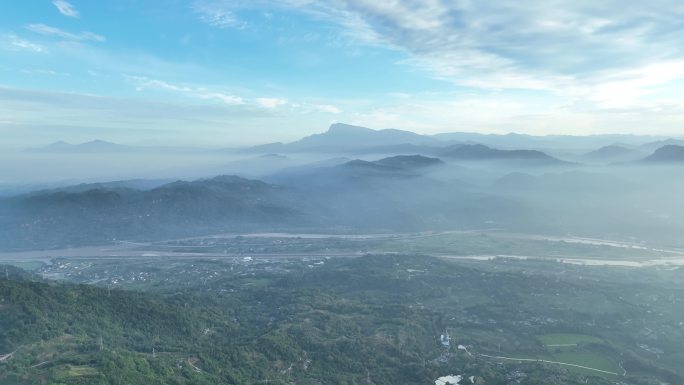 群山中的峨眉山