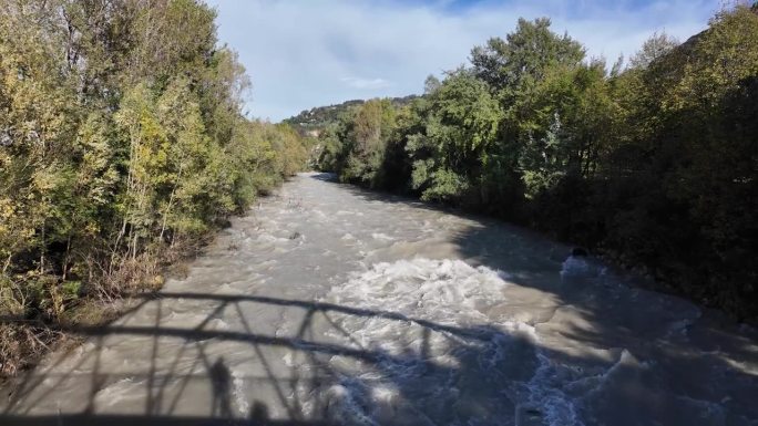 暴雨和洪水冲垮山谷后，塞里奥河暴涨。水从高山谷迅速流向平原。意大利北部贝加莫省的一条河