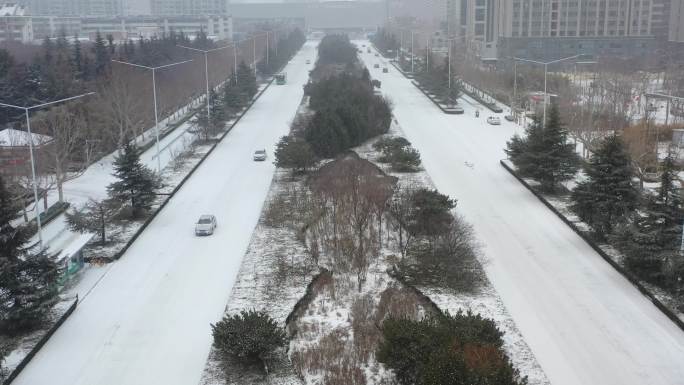 下雪后的城市道路