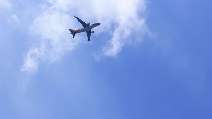 客运飞机在蓝天白云上空飞行