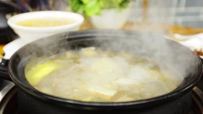 吃火锅煮菜夹菜