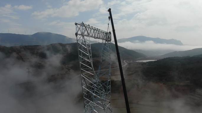 电力建设云端上的吊车立塔施工