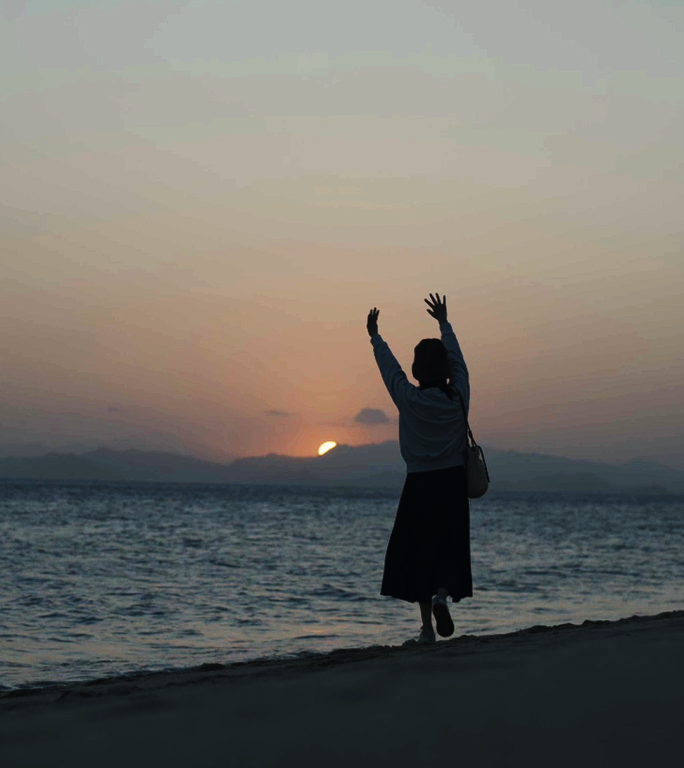 夕阳海边孤单女生-竖屏