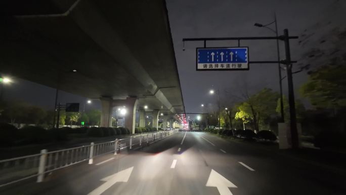 城市夜晚夜景开车第一视角汽车窗外沿途风景