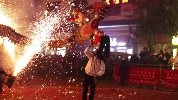 贵州三都县元宵节炸龙游行夜游