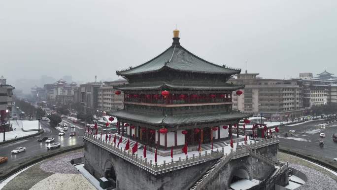 中国陕西省西安市正在下雪的西安钟楼雪景