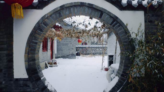雪中传统建筑园林庭院拱门中国风