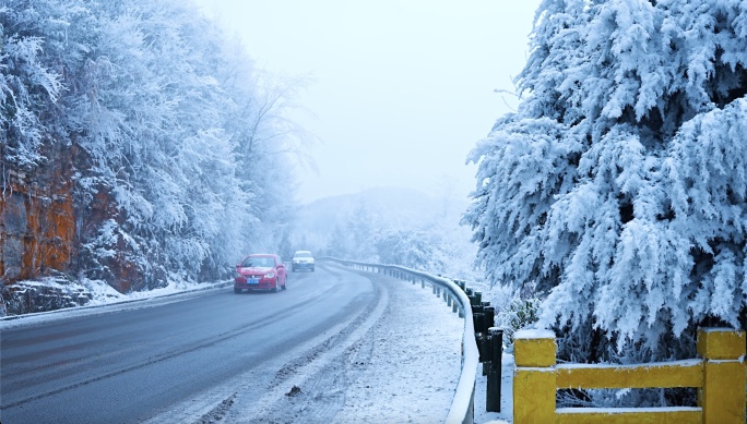 4K 汽车行驶在下雪的乡村公路上