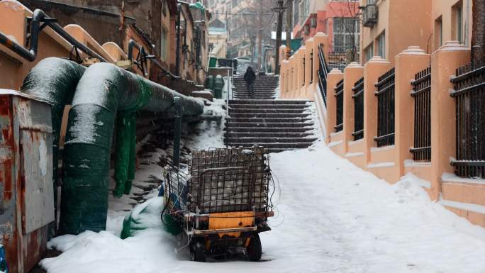 下雪中的青岛承德路