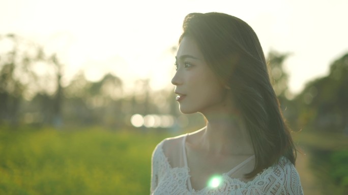 唯美小清新油菜花海里少女闻花香女孩