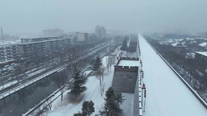 陕西省西安市正在下雪中的西安城墙城市景观