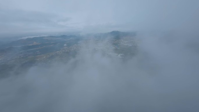 「FPV」穿越机大雾森林山脊飞行穿云