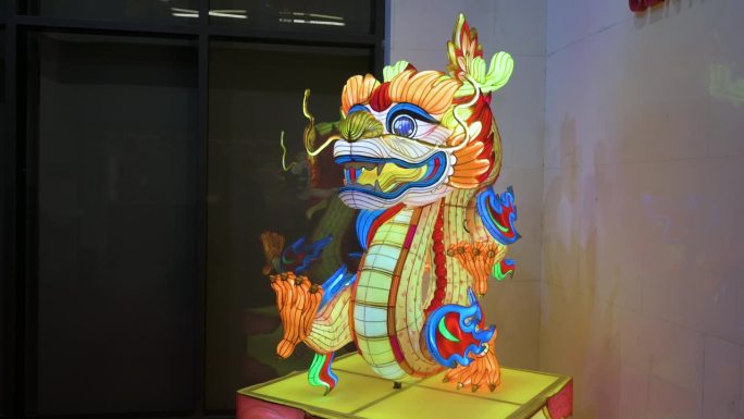 中国文化中心外的一个龙灯装置被点亮，以纪念即将到来的中国农历新年2024，即西班牙的龙年。