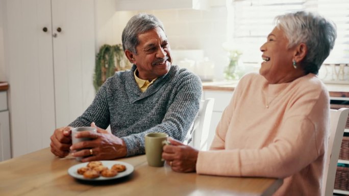 咖啡，谈话和老夫妇在厨房聊天，亲密和吃饼干。开心、欢笑和退休老人在家里喝茶、谈情说爱、讲段子。