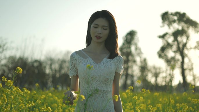 唯美小清新油菜花海里少女闻花香女孩