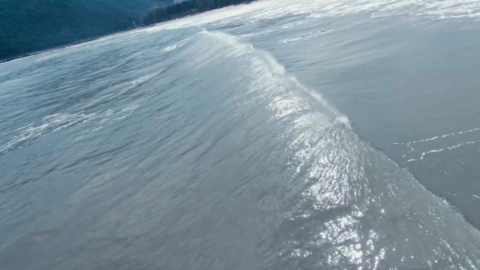 穿越机低空掠过拍摄海浪广告素材升格慢动作