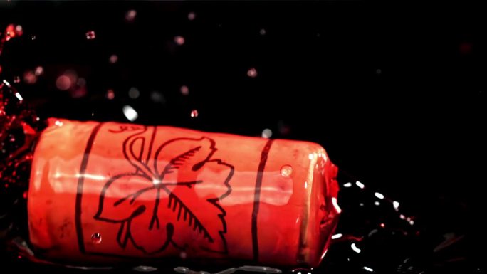 瓶塞掉到红酒里溅起了水花。用高速摄像机拍摄，每秒1000帧。