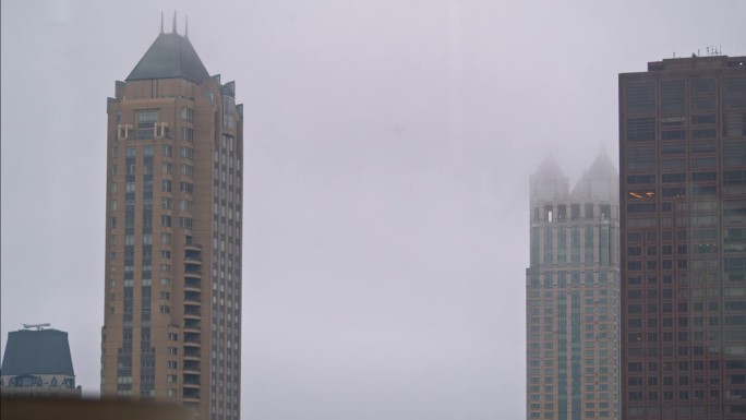 芝加哥高耸的天际线笼罩在薄雾中
