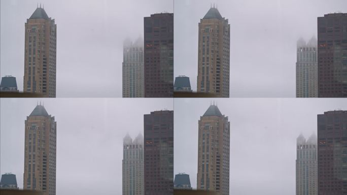 芝加哥高耸的天际线笼罩在薄雾中