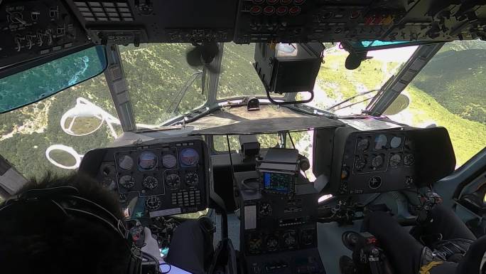 直升机驾驶员第一视角直升机森林防火巡查
