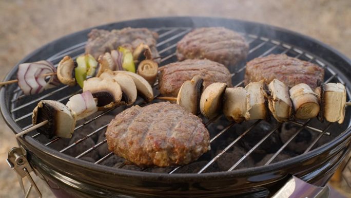 肉排是用蘑菇串烤的。烧烤是周末野餐的好选择。