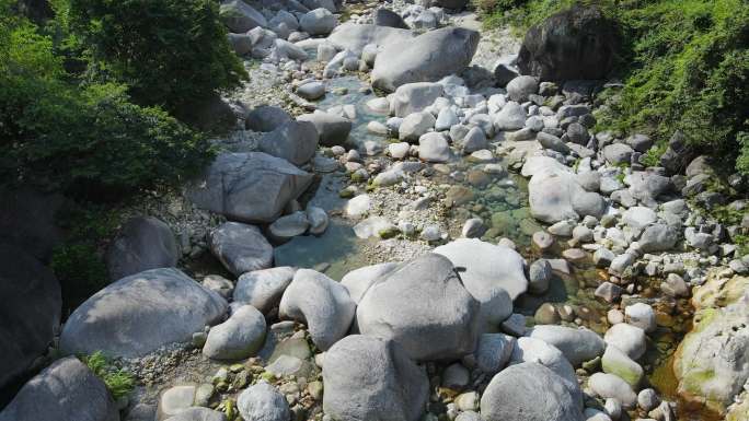 枯水期小溪河流河床