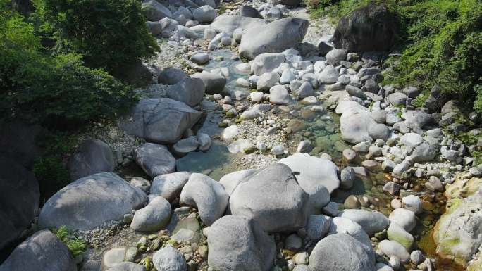 枯水期小溪河流河床