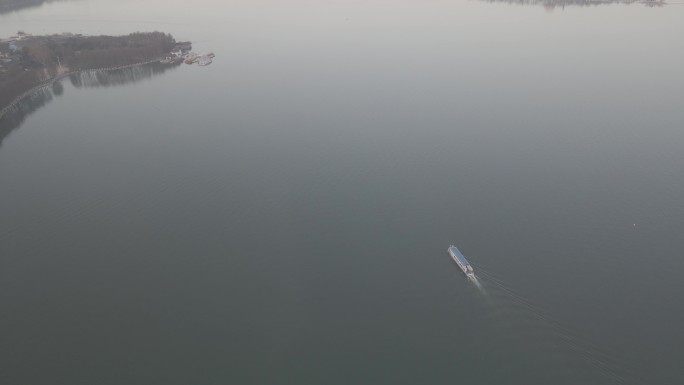 航拍游艇在东湖水面上航行