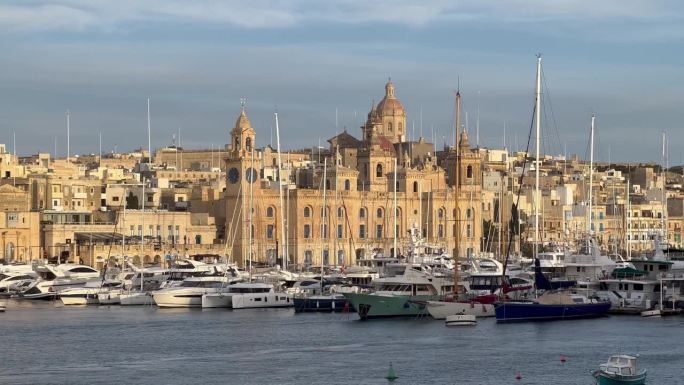 Vittoriosa游艇码头的4K手持拍摄:马耳他海事博物馆和圣劳伦斯天主教堂中的巴洛克建筑，丰富的