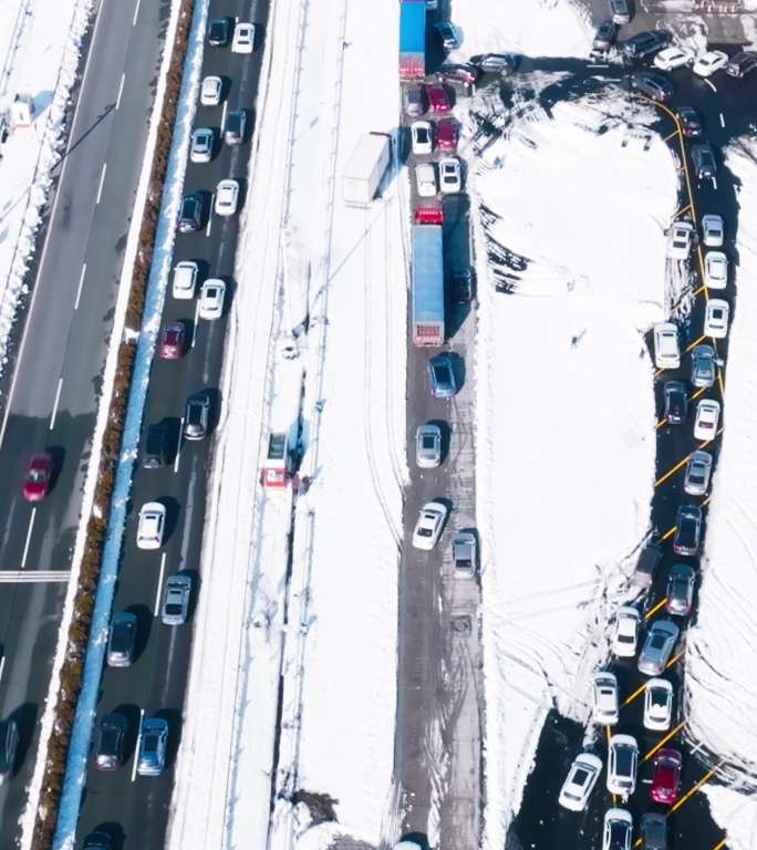 大雪极端天气造成高速公路堵车交通拥堵