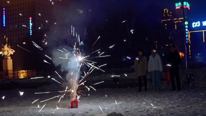 过年夜晚广场放鞭炮小孩