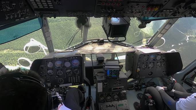 直升机驾驶员第一视角直升机森林防火巡查5