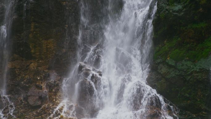 瀑布飞流水源生态岩壁