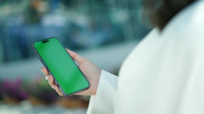 手机绿幕 手机 商务白领使用手机 绿幕