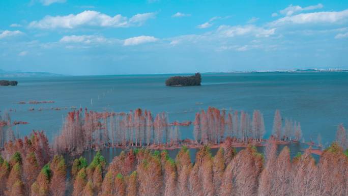 航拍云南晋宁最美环湖路滇池边鲸鱼岛景区