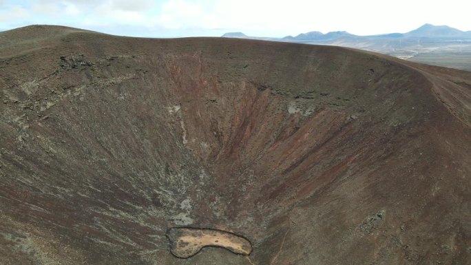 西班牙加那利群岛富埃特文图拉的巴尤约火山火山口的无人机视图