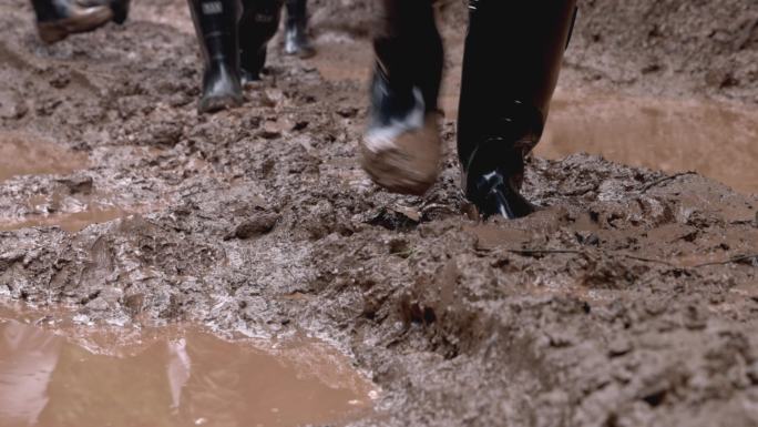 脚步走在泥泞里